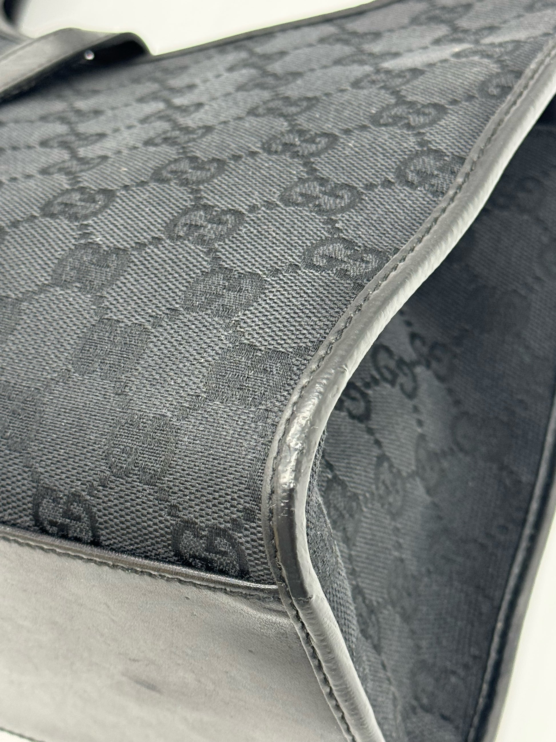 Dettaglio della borsa a spalla Borse Vintage Gucci Jackie in tessuto nero con iconico motivo GG e finiture in pelle