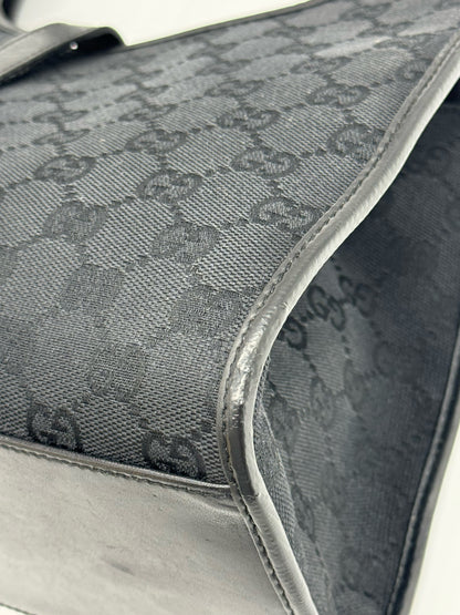 Dettaglio della borsa a spalla Borse Vintage Gucci Jackie in tessuto nero con iconico motivo GG e finiture in pelle