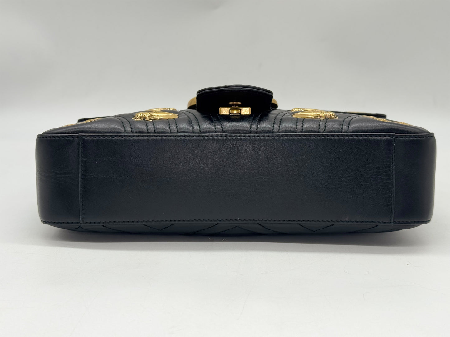 Borsa a tracolla Borse Vintage Gucci Marmont in pelle nera matelassé con applicazioni dorate a forma di api e farfalle
