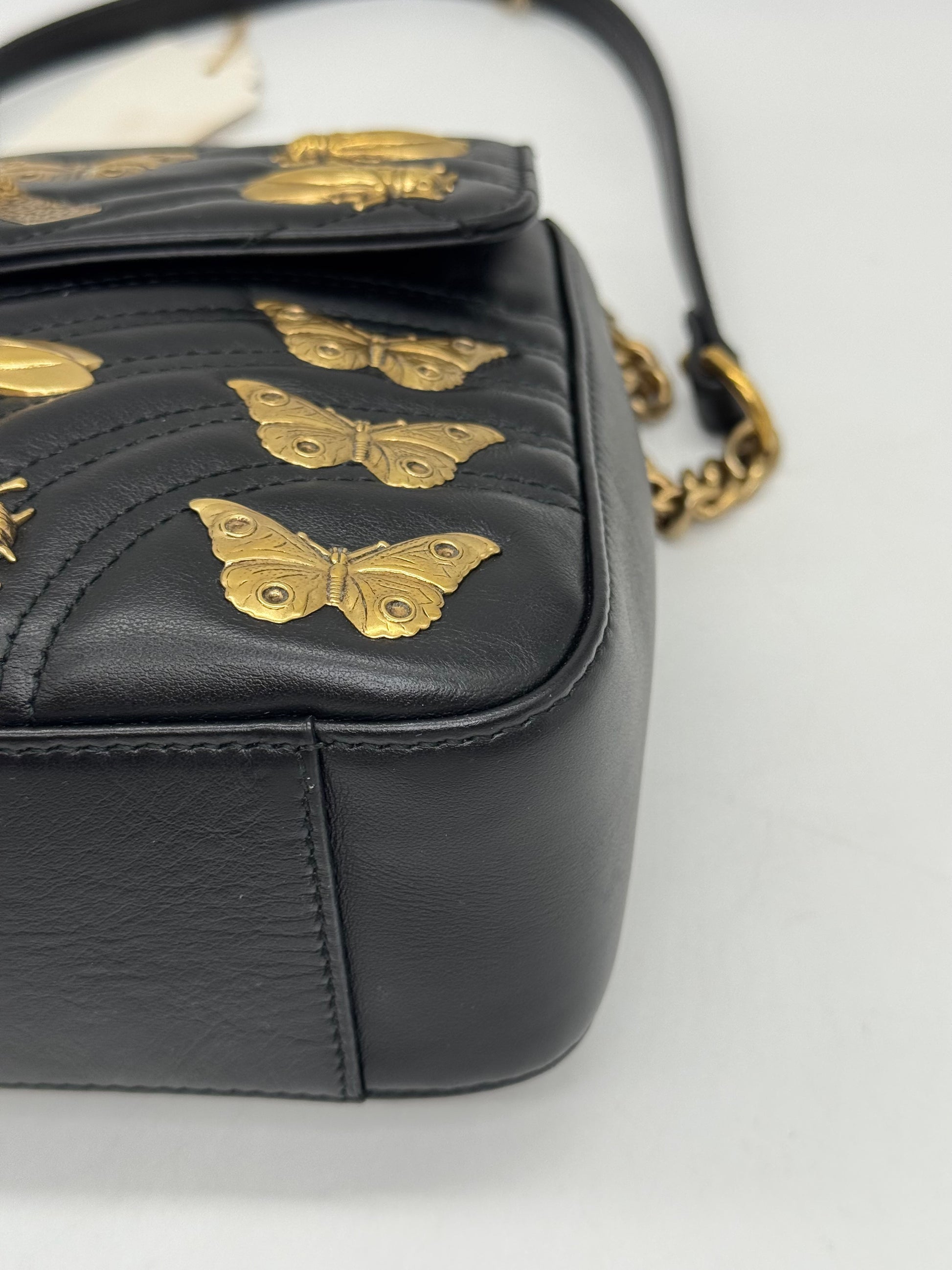 Borsa a tracolla Borse Vintage Gucci Marmont in pelle nera matelassé con applicazioni dorate a forma di farfalla
