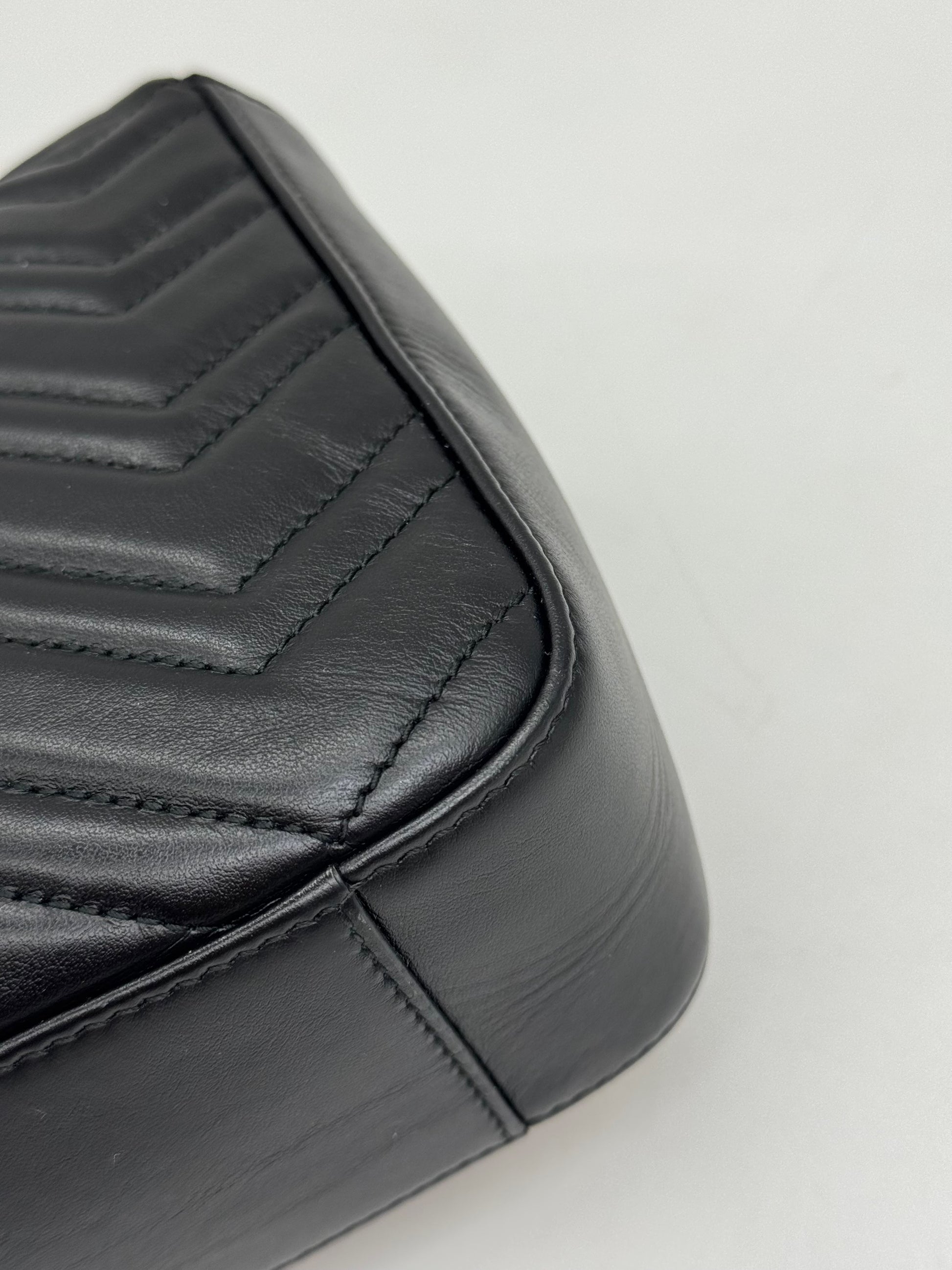 Dettaglio della borsa Borse Vintage Gucci Marmont in pelle nera con trapuntatura chevron e cuciture precise