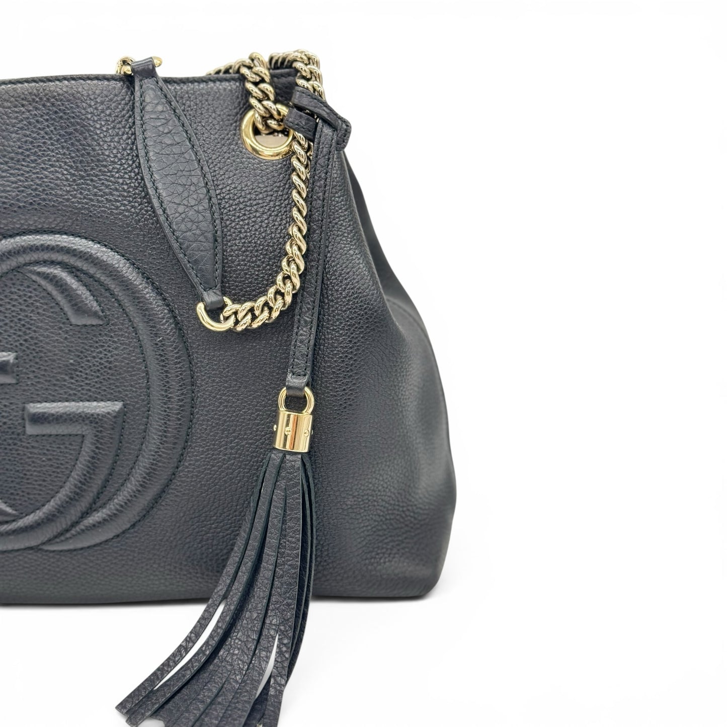 Borsa a spalla Borse Vintage Gucci in pelle nera martellata con logo impresso, nappa decorativa e catena dorata.