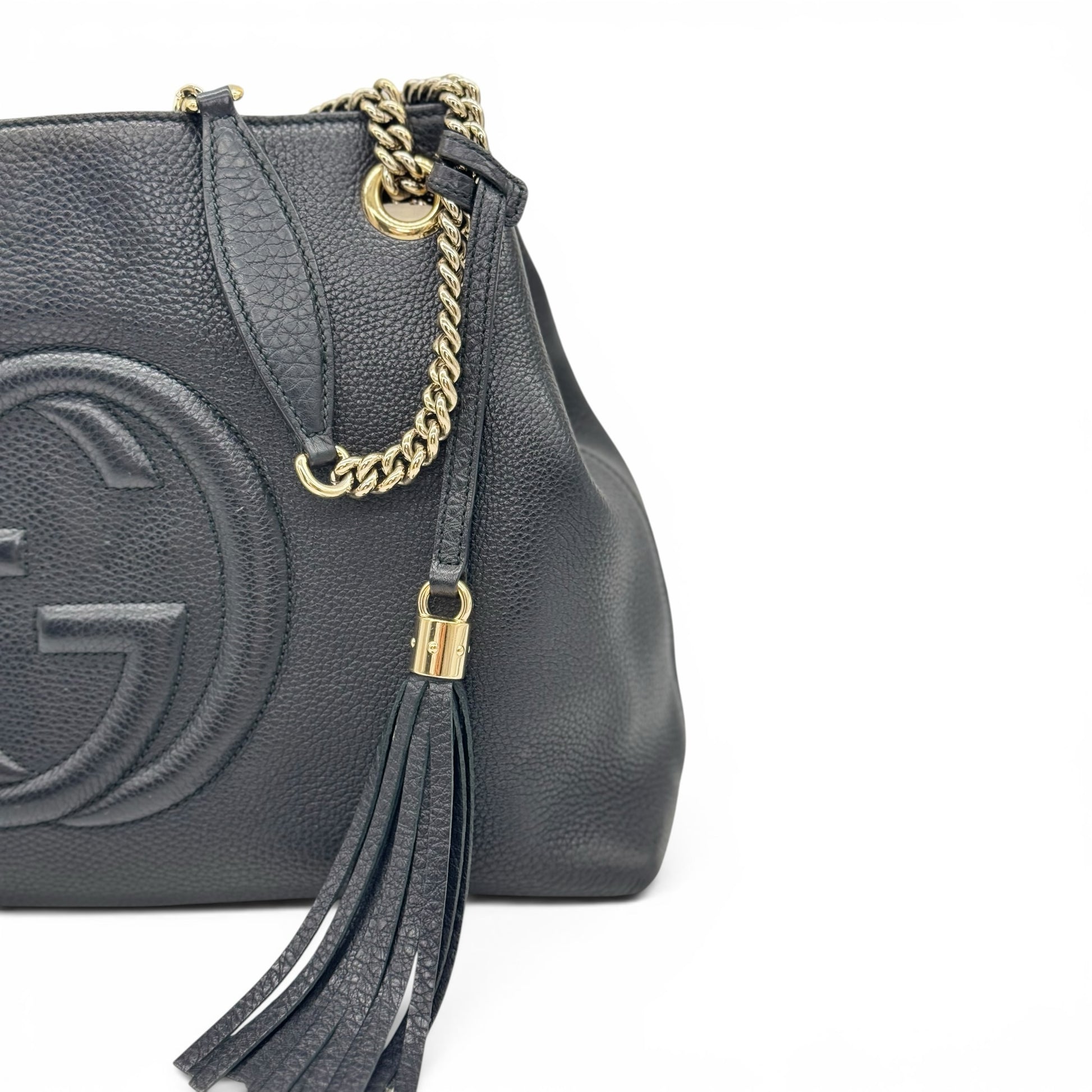 Borsa a spalla Borse Vintage Gucci in pelle nera martellata con logo impresso, nappa decorativa e catena dorata.