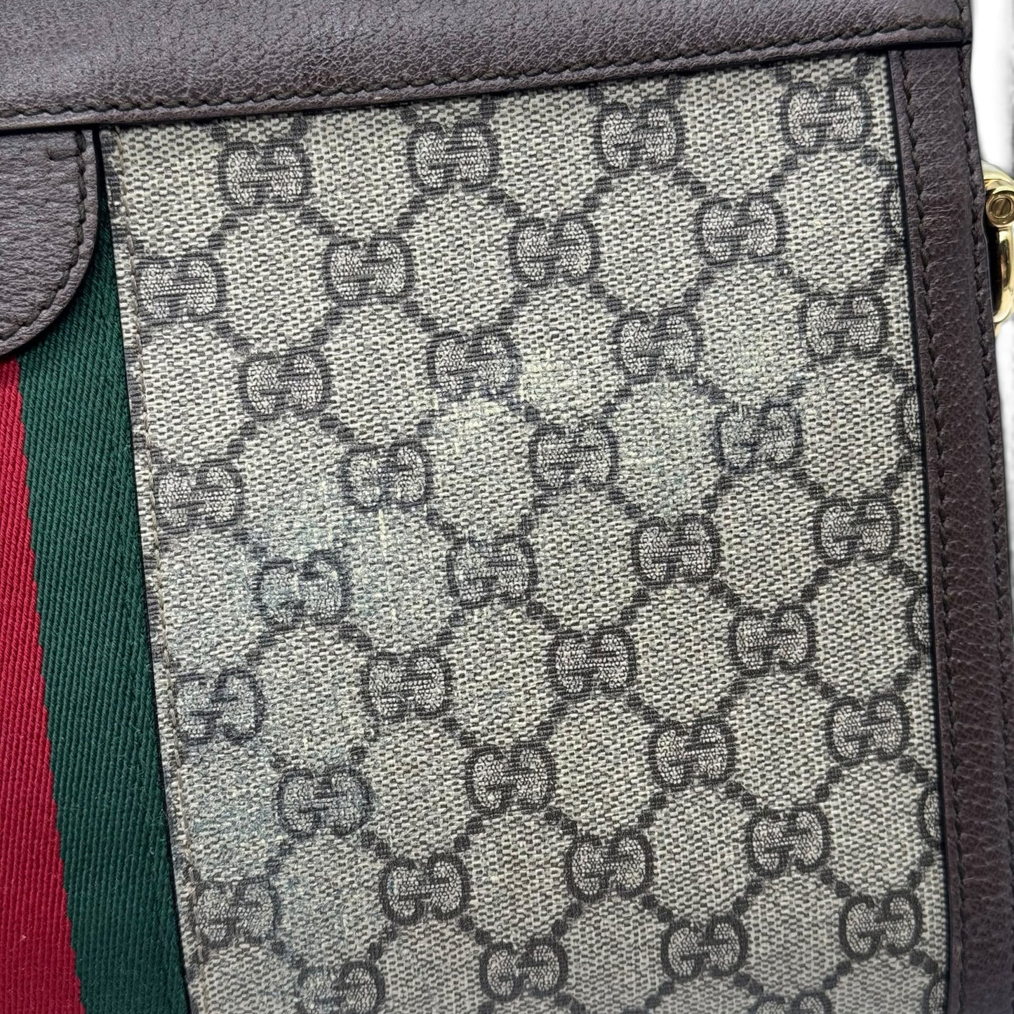 Dettaglio della borsa Borse Vintage Gucci Ophidia in tela GG Supreme con nastro Web e finiture in pelle marrone