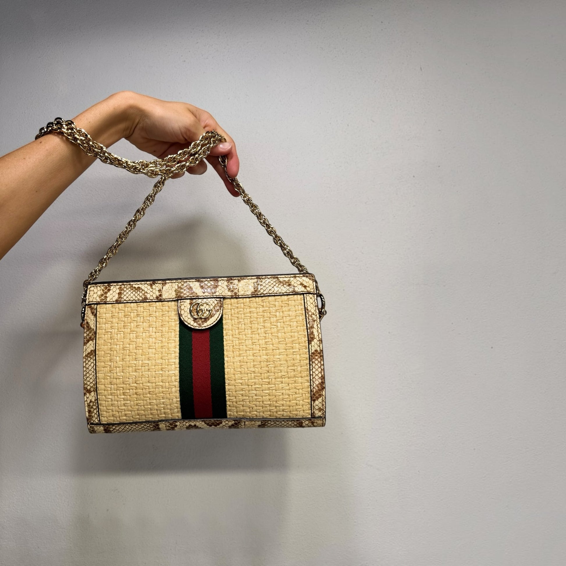 Borsa a spalla Borse Vintage Gucci in paglia intrecciata con dettagli effetto pitone, banda Web e catena dorata.