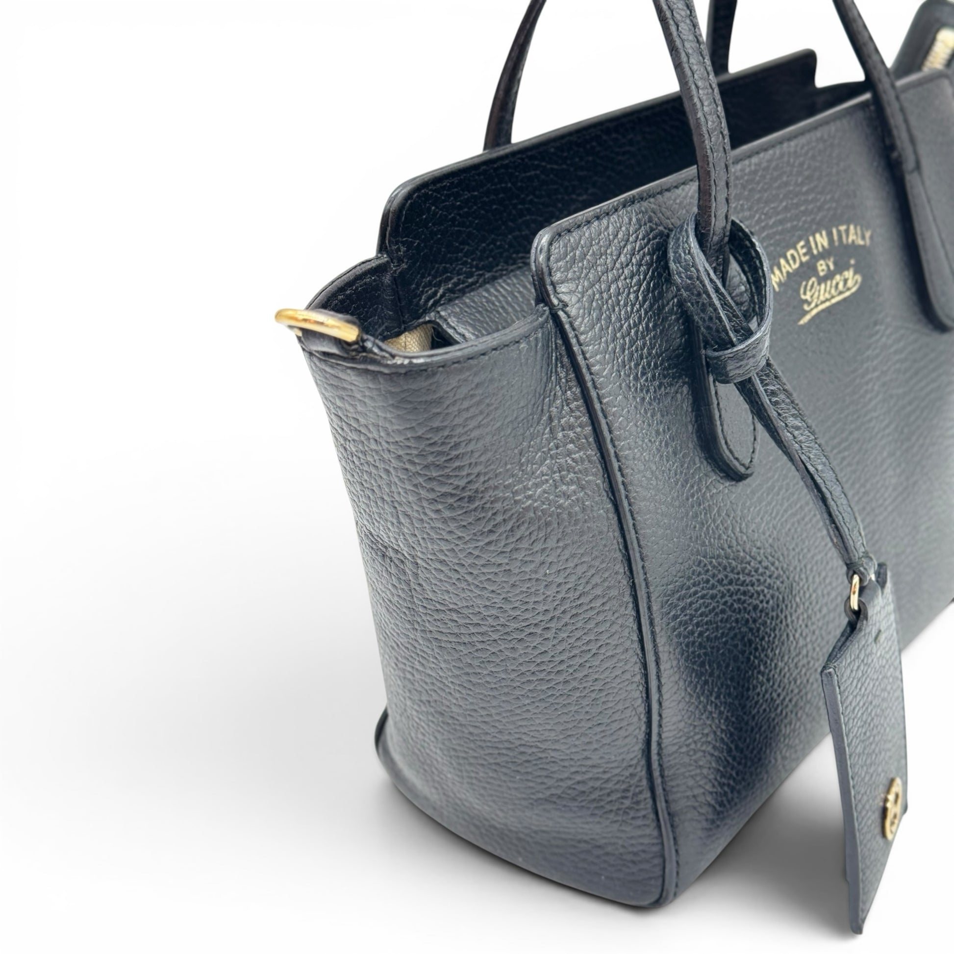 Borsa a mano Borse Vintage Gucci in pelle nera martellata con dettagli in metallo dorato e logo inciso