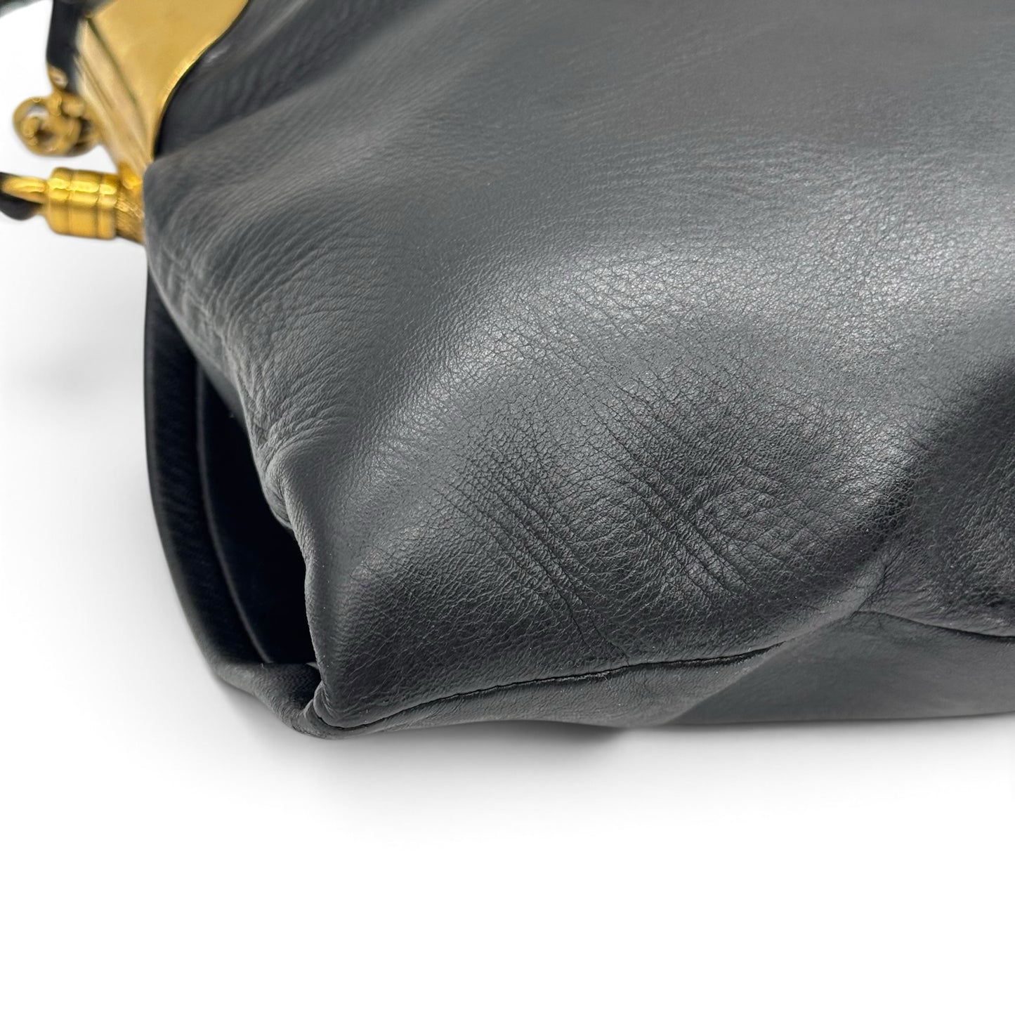Dettaglio della borsa a spalla Borse Vintage Gucci in pelle nera con finiture in metallo dorato