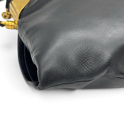Dettaglio della borsa a spalla Borse Vintage Gucci in pelle nera con finiture in metallo dorato