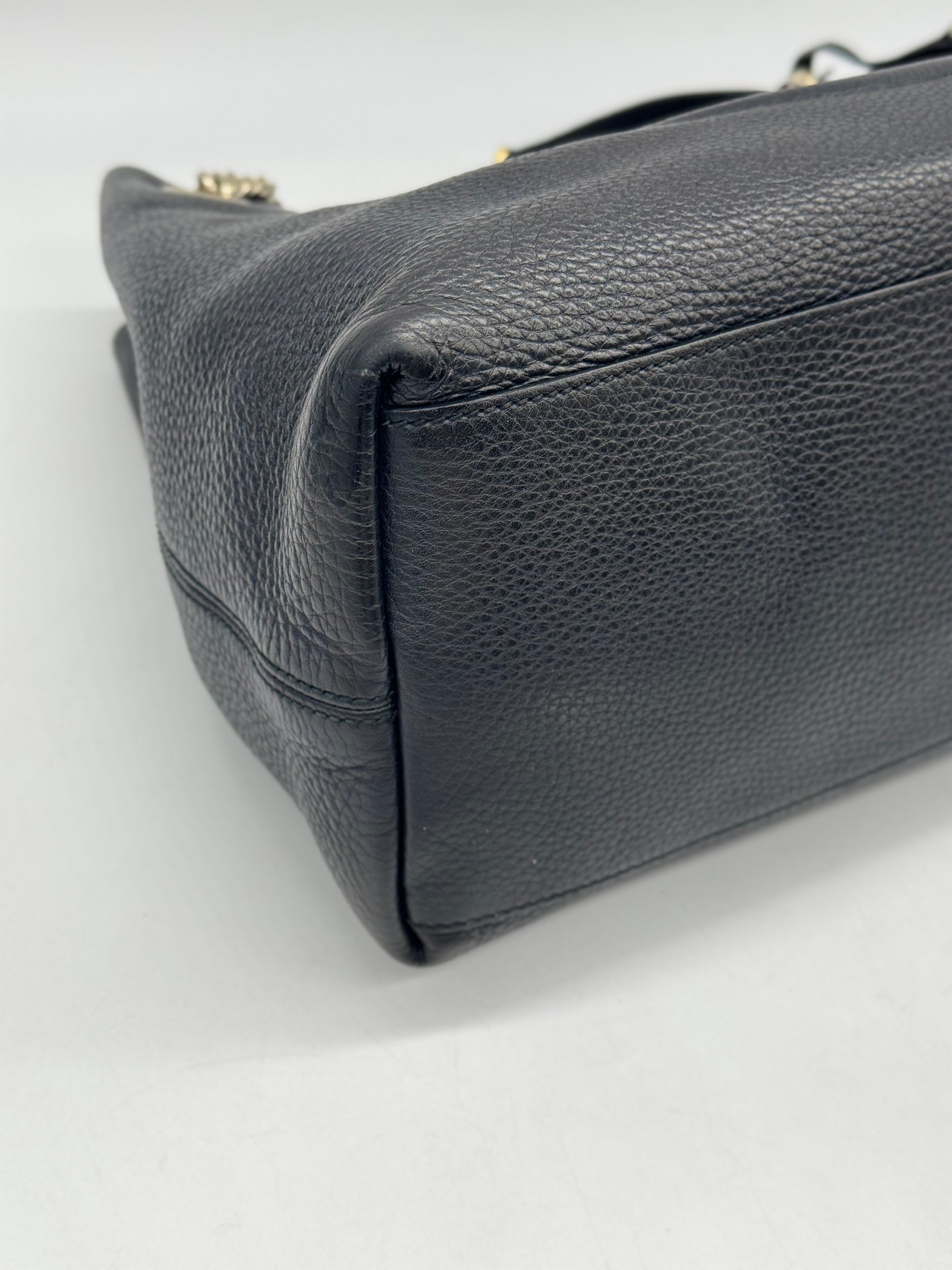 Dettaglio della base in pelle nera martellata della borsa a spalla Borse Vintage Gucci con finiture dorate