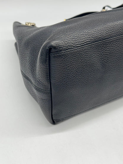 Dettaglio della base in pelle nera martellata della borsa a spalla Borse Vintage Gucci con finiture dorate