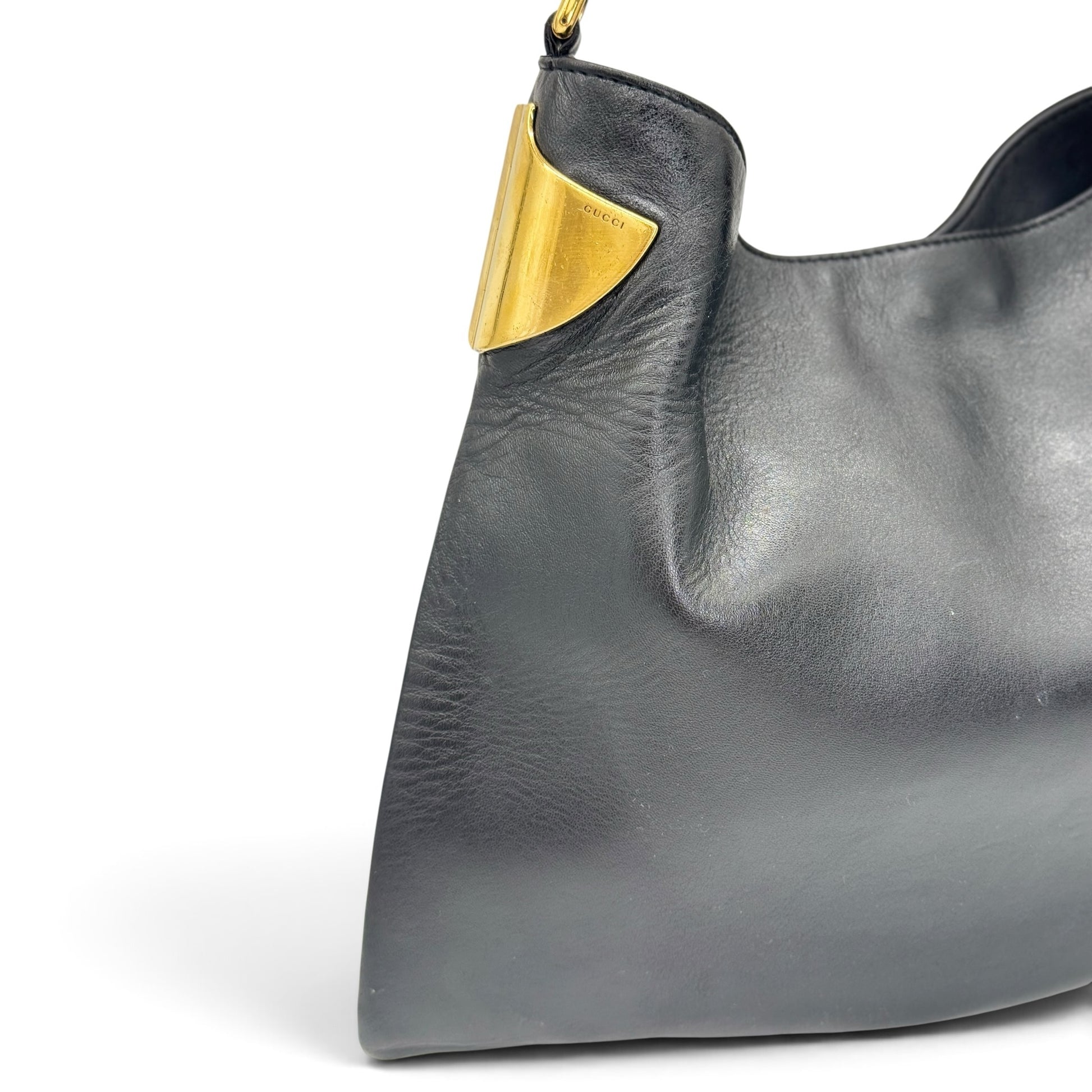 Borsa a spalla Borse Vintage Gucci in pelle nera con dettaglio angolare in metallo dorato inciso