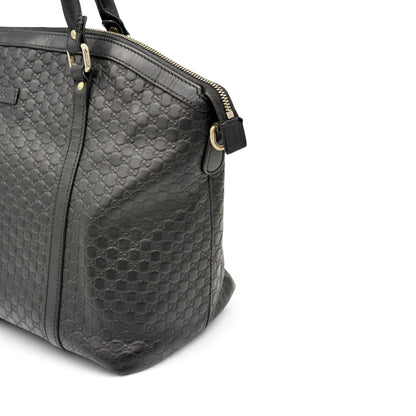 Borsa a spalla Borse Vintage Gucci in pelle nera con motivo GG impresso e dettagli in metallo dorato