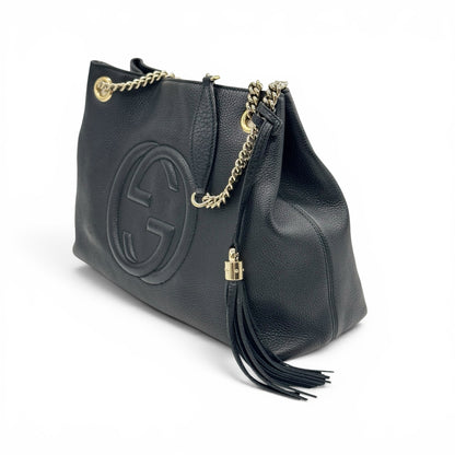 Borsa a spalla Borse Vintage Gucci in pelle nera martellata con logo impresso, nappa decorativa e tracolla a catena oro.