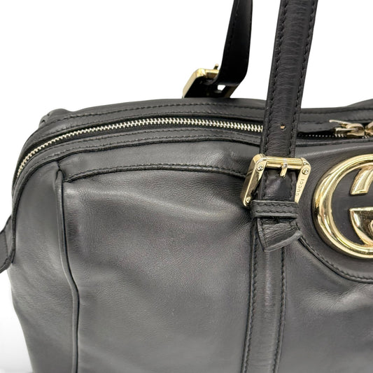 Borsa a spalla Borse Vintage Gucci in pelle nera con logo GG dorato e dettagli in metallo