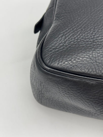 Dettaglio dell'angolo di una borsa a spalla Borse Vintage Gucci in pelle nera martellata di alta qualità