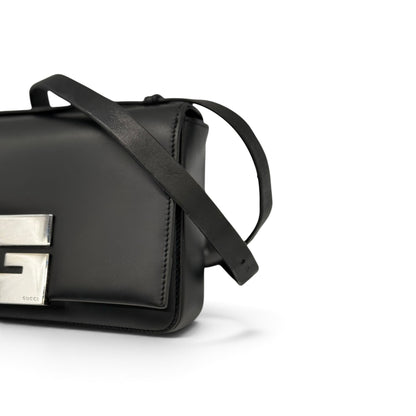 Borsa a spalla Borse Vintage Gucci in pelle nera liscia con logo G metallico frontale e tracolla regolabile