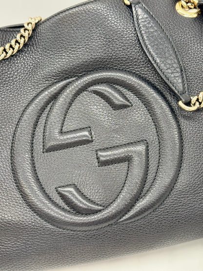 Dettaglio del logo Gucci impresso su borsa a spalla Borse Vintage in pelle nera martellata con catena dorata