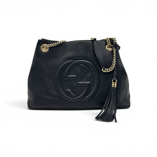 Borsa a spalla Borse Vintage Gucci in pelle nera martellata con logo impresso, nappa decorativa e tracolla a catena oro.