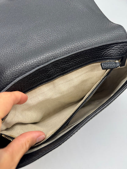 Interno della borsa a tracolla Borse Vintage Gucci Soho in pelle martellata nera con fodera in tessuto chiaro e zip