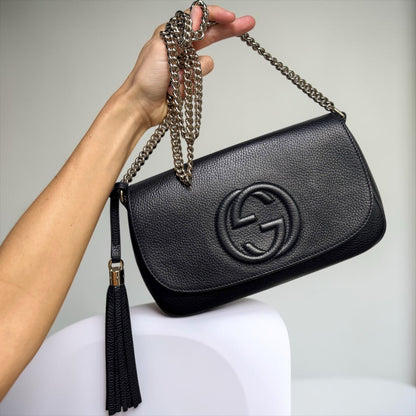 Borsa a tracolla Borse Vintage Gucci Soho in pelle martellata nera con logo in rilievo, nappa e catena dorata