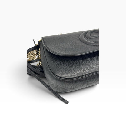 Borsa a tracolla Borse Vintage Gucci Soho in pelle martellata nera con logo in rilievo e dettaglio nappa laterale