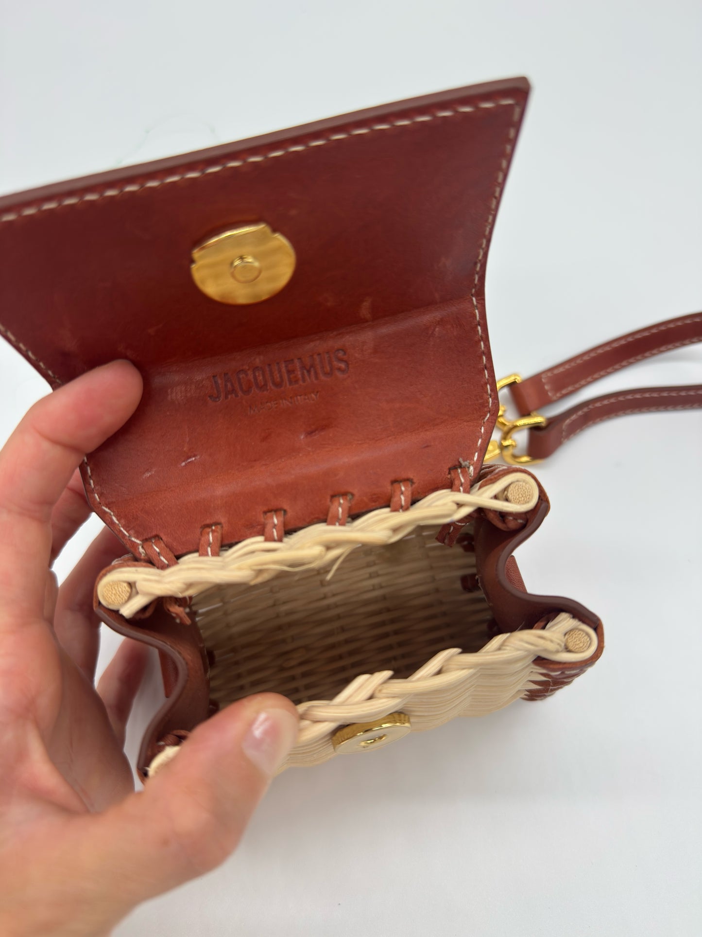 Interno della borsa a mano Borse Vintage Jacquemus in pelle color cuoio e vimini naturale con logo dorato