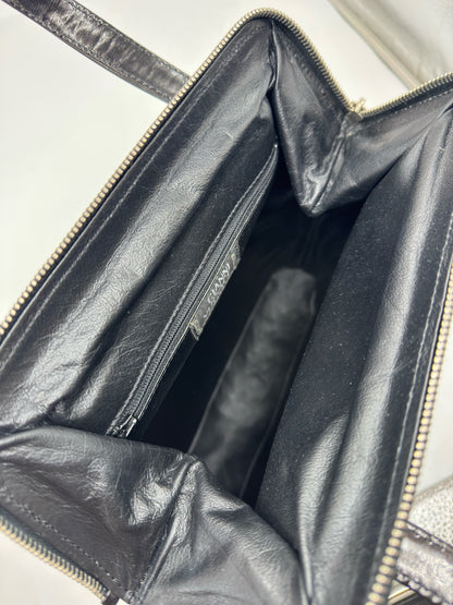 Interno di una borsa a mano Borse Vintage Gianni Versace in pelle nera con tasca interna con zip e logo