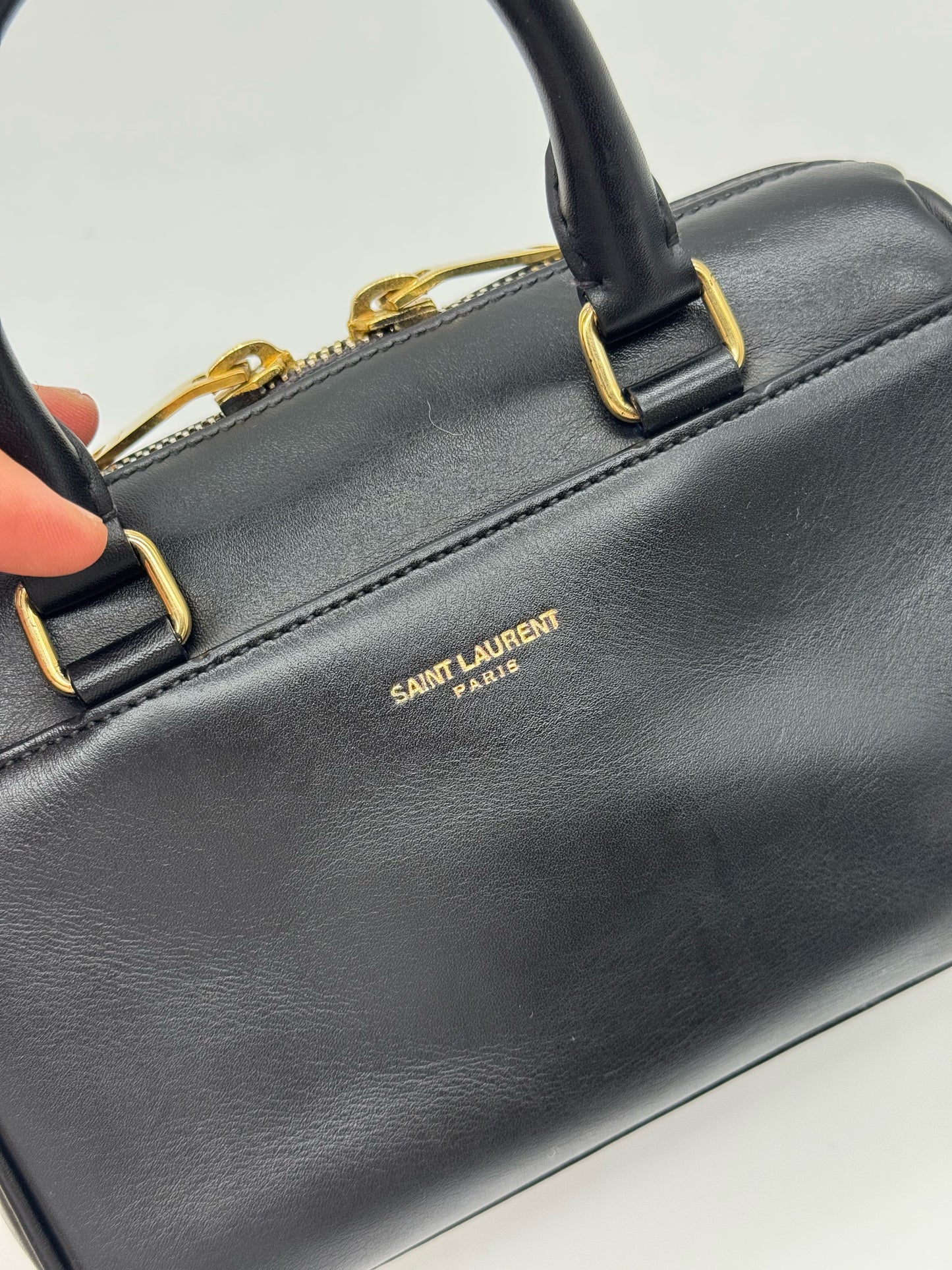 Borsa a mano Borse Vintage Saint Laurent in pelle nera con dettagli metallici dorati e logo impresso