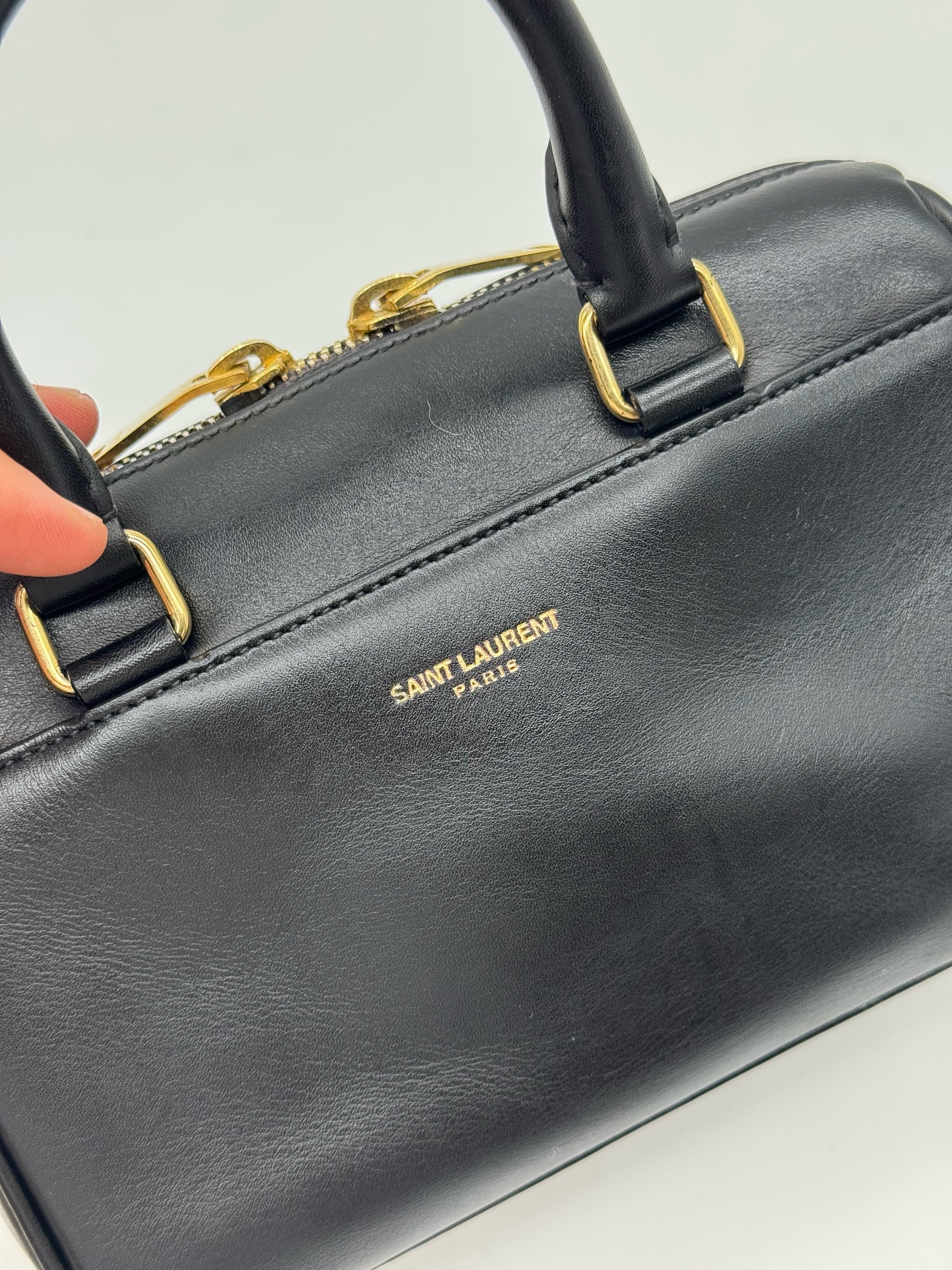 Borsa a mano Borse Vintage Saint Laurent in pelle nera con dettagli metallici dorati e logo impresso
