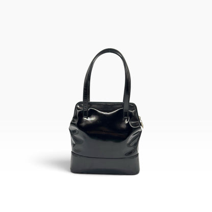 Borsa a mano Borse Vintage Gianni Versace in pelle verniciata nera con logo e ciondolo Medusa, design strutturato.