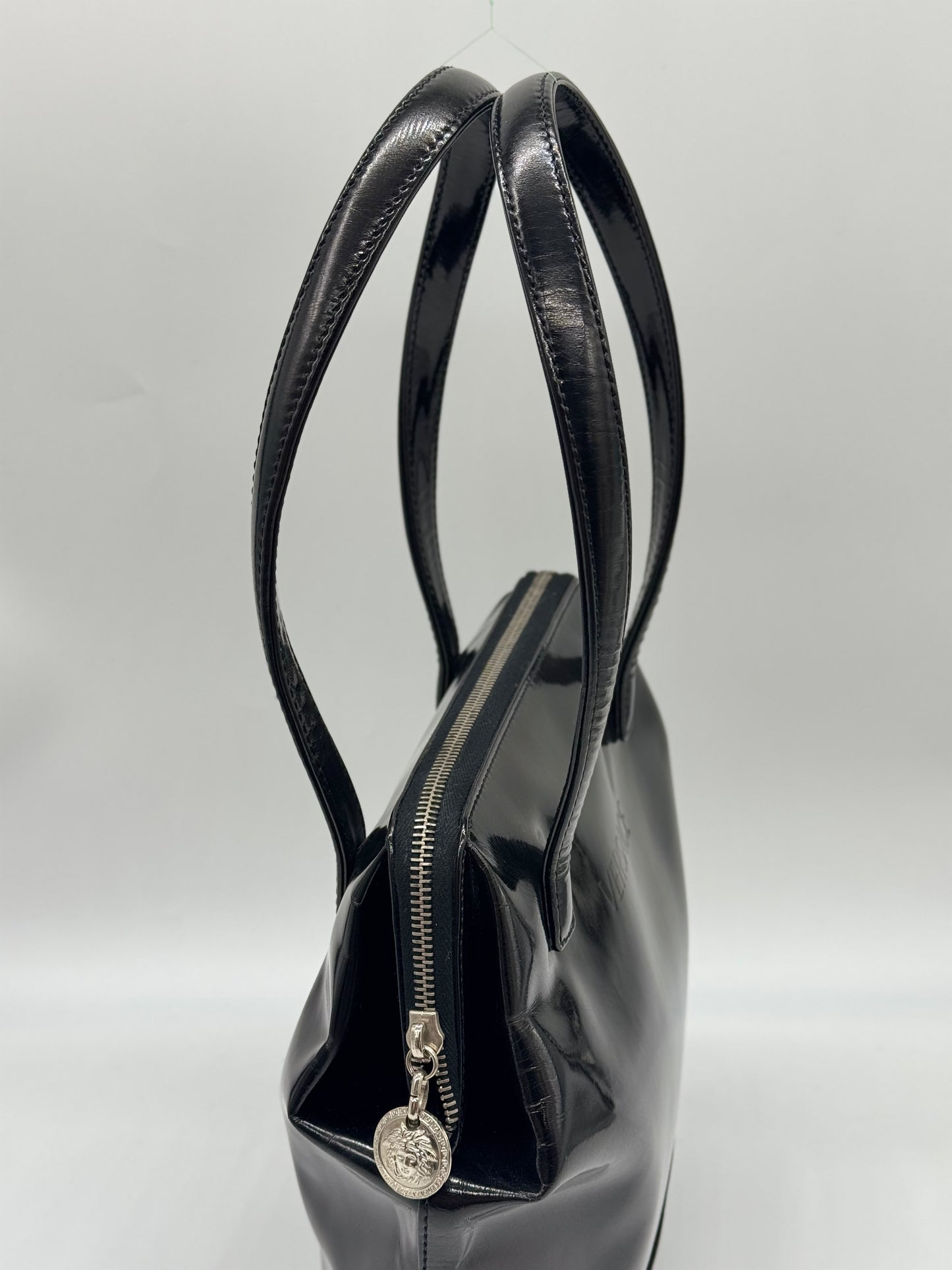 Borsa a mano Borse Vintage Gianni Versace in pelle verniciata nera con ciondolo Medusa e chiusura a zip