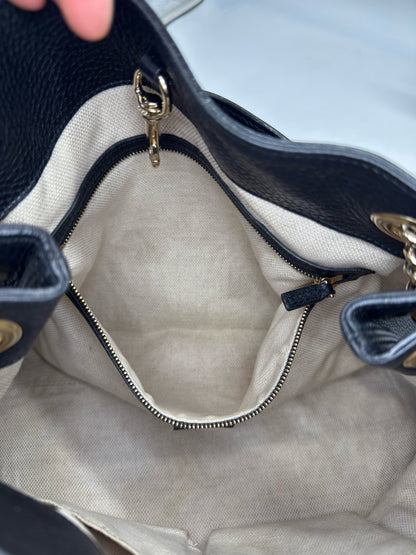 Interno della borsa a spalla Borse Vintage in pelle nera con fodera in tessuto chiaro e tasca con zip