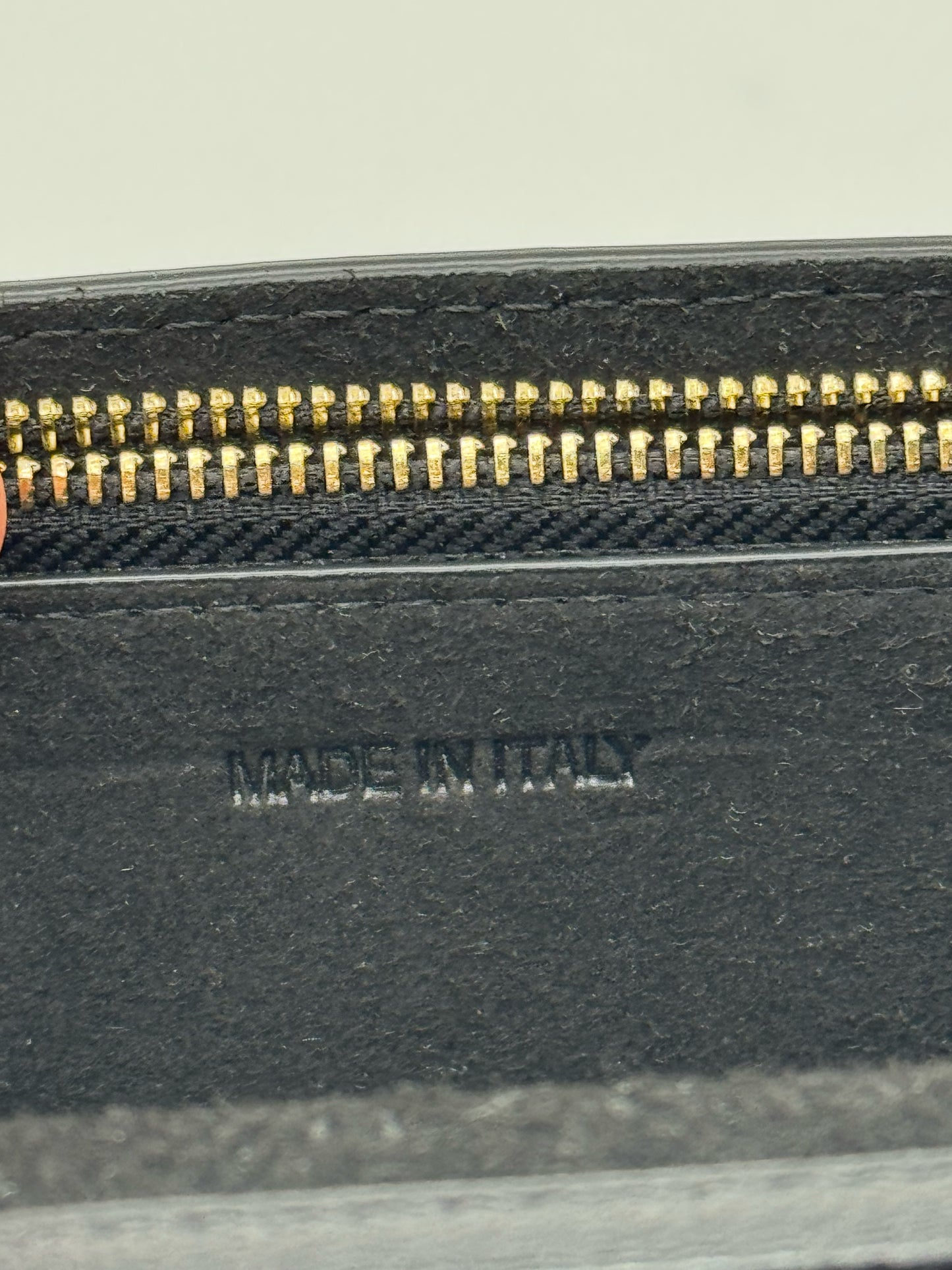 Dettaglio interno della borsa Borse Vintage in pelle nera con cerniera dorata e scritta Made in Italy impressa