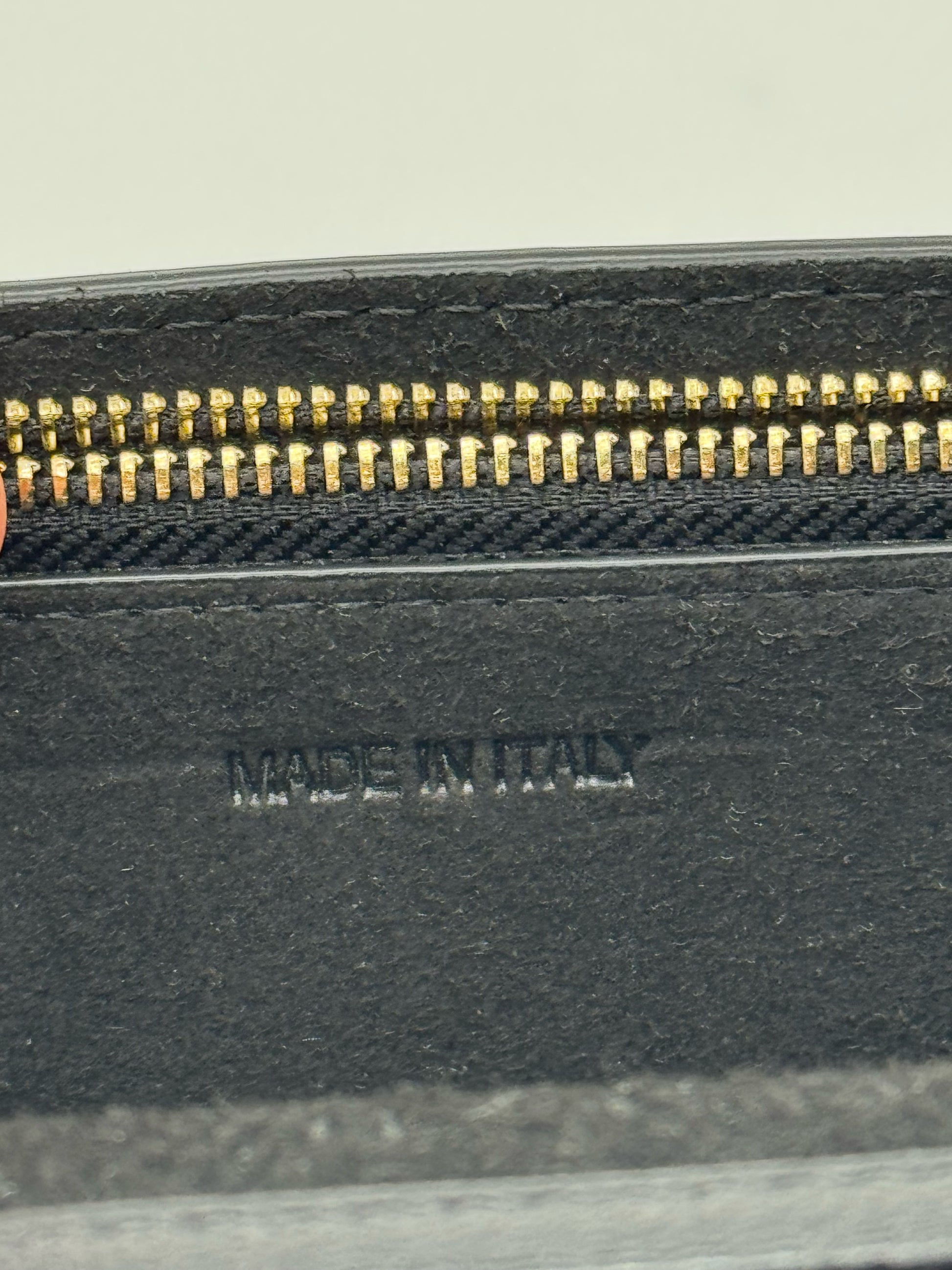 Dettaglio interno della borsa Borse Vintage in pelle nera con cerniera dorata e scritta Made in Italy impressa