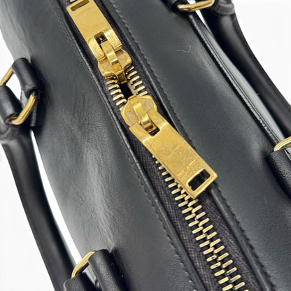 Dettaglio della chiusura a zip in metallo dorato su borsa a mano in pelle nera Borse Vintage Saint Laurent