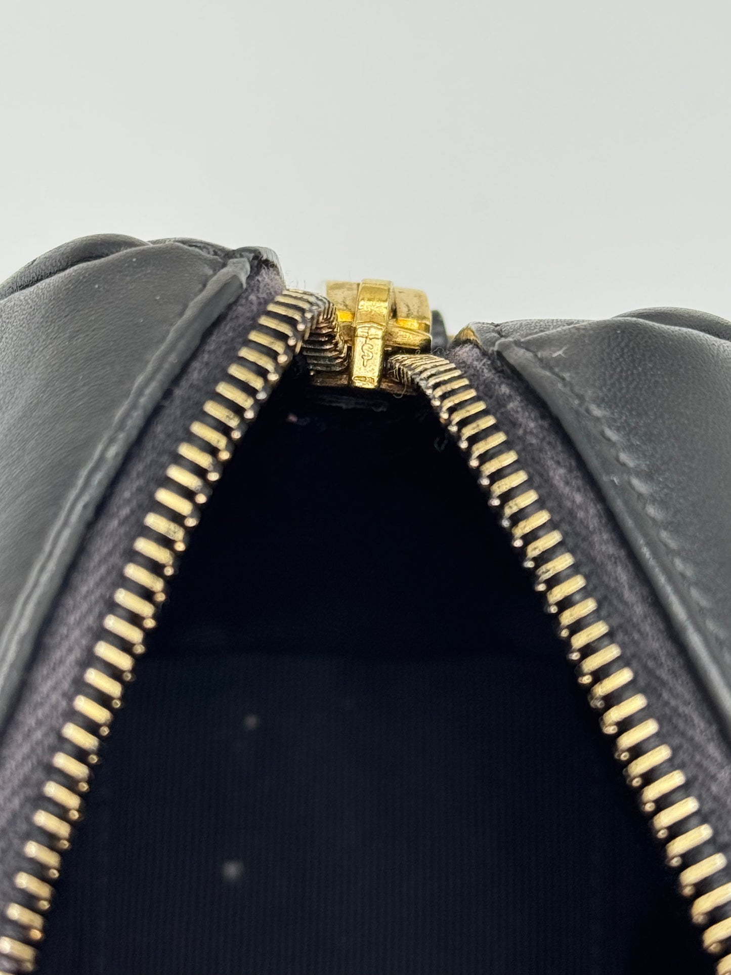 Dettaglio della chiusura a zip dorata su borsa a mano in pelle nera Borse Vintage