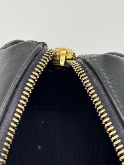 Dettaglio della chiusura a zip dorata su borsa a mano in pelle nera Borse Vintage