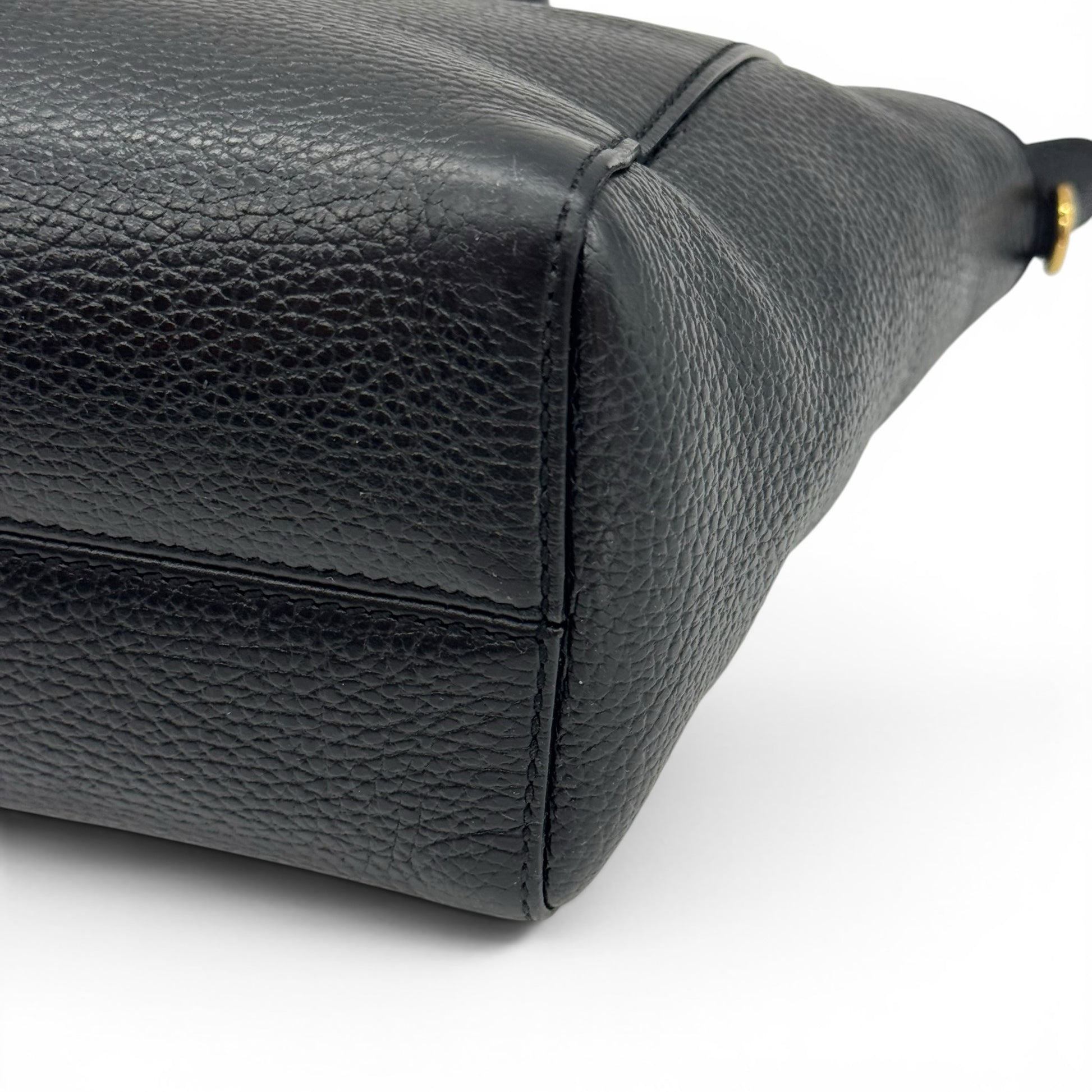 Dettaglio della base in pelle nera martellata di una borsa a mano Borse Vintage con cuciture precise