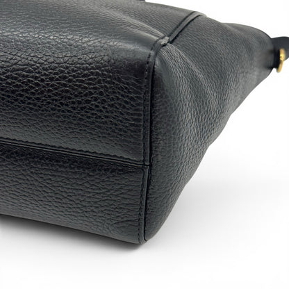 Dettaglio della base in pelle nera martellata di una borsa a mano Borse Vintage con cuciture precise