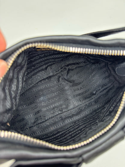 Interno foderato con logo Prada della borsa a spalla nera Borse Vintage con chiusura a zip