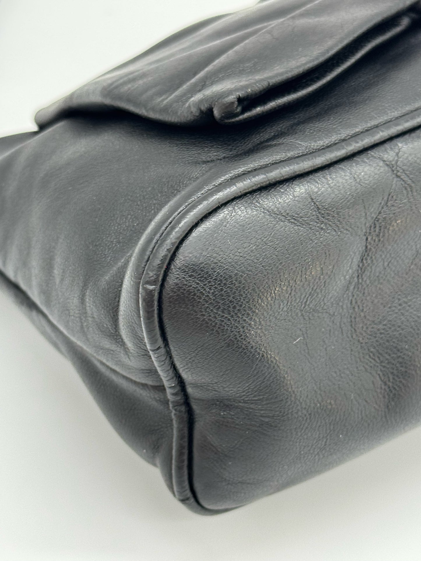 Dettaglio della borsa a spalla Borse Vintage Prada in morbida pelle nera con finiture artigianali