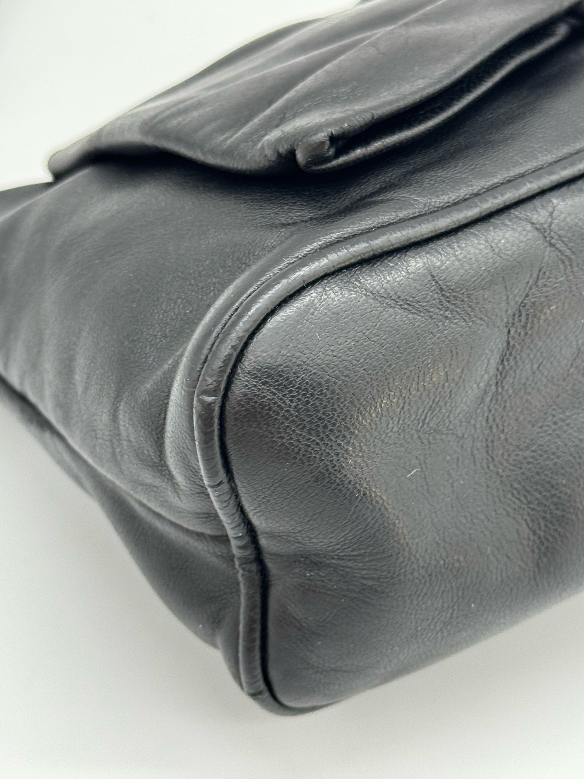 Dettaglio della borsa a spalla Borse Vintage Prada in morbida pelle nera con finiture artigianali