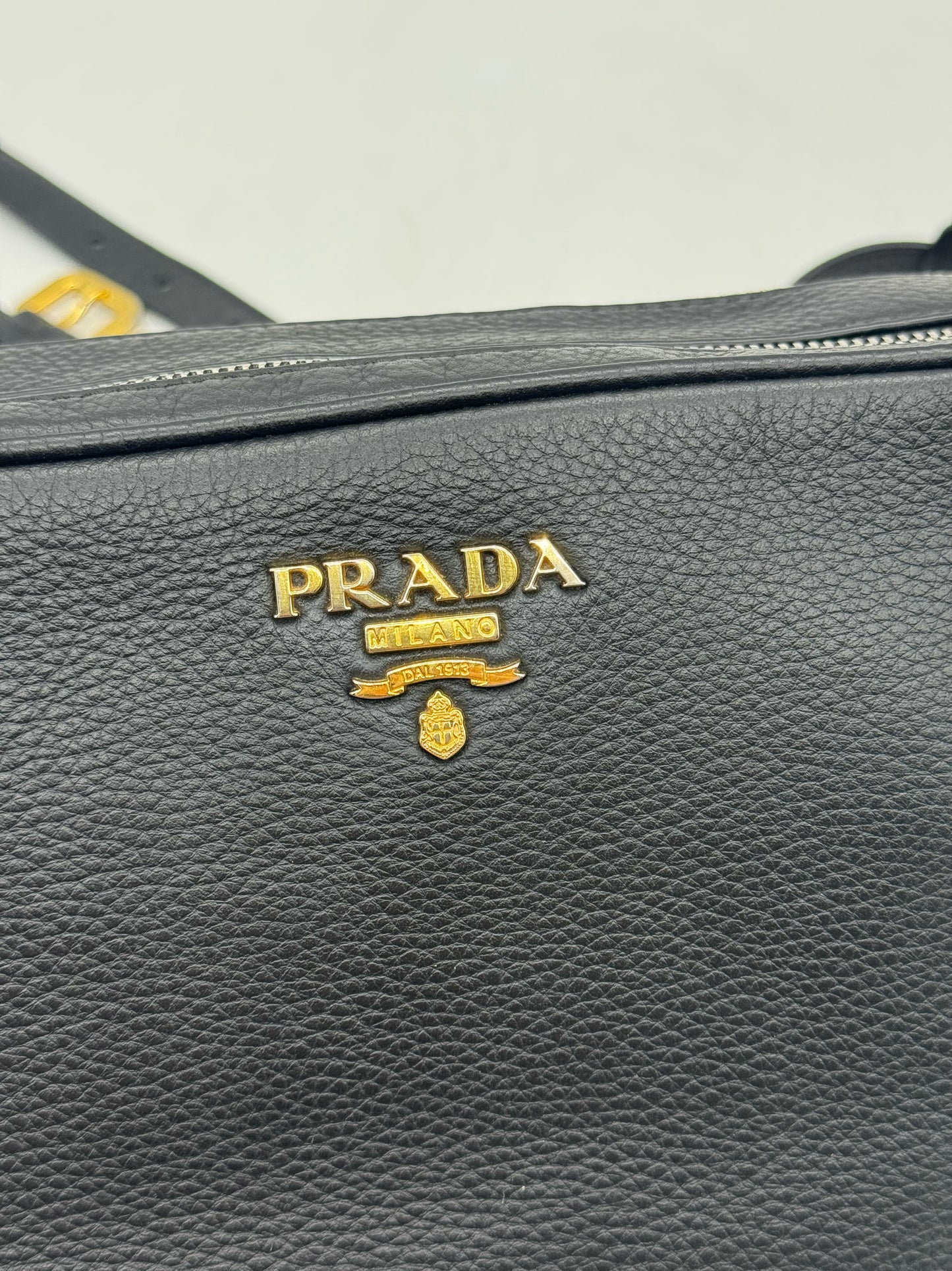 Borsa a tracolla Borse Vintage Prada in pelle nera martellata con logo in metallo dorato
