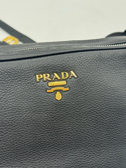Borsa a tracolla Borse Vintage Prada in pelle nera martellata con logo in metallo dorato
