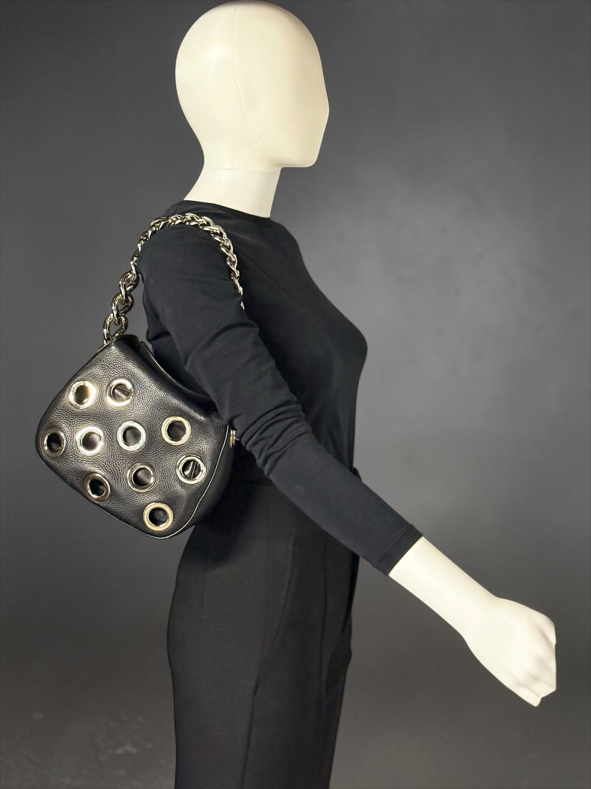 Borsa a spalla Borse Vintage Prada in pelle nera granulata con occhielli metallici argento e tracolla a catena