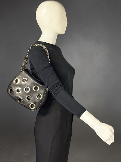 Borsa a spalla Borse Vintage Prada in pelle nera granulata con occhielli metallici argento e tracolla a catena