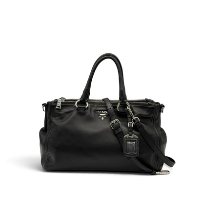 Borsa a mano Borse Vintage PRADA in pelle nera con tracolla regolabile, dettagli in metallo argentato e logo frontale