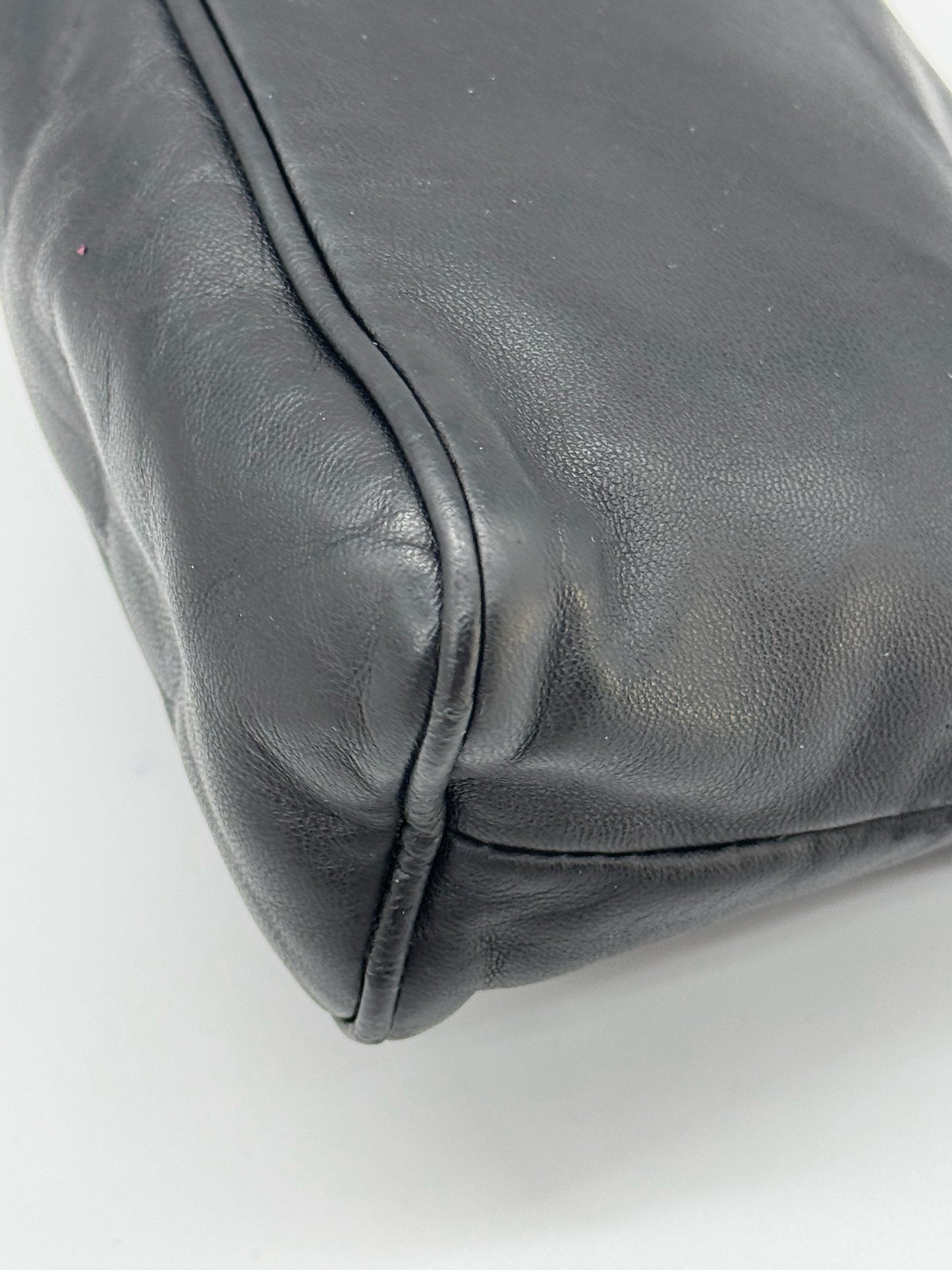 Dettaglio dell'angolo in morbida pelle nera della borsa a spalla Borse Vintage Prada con cuciture rifinite