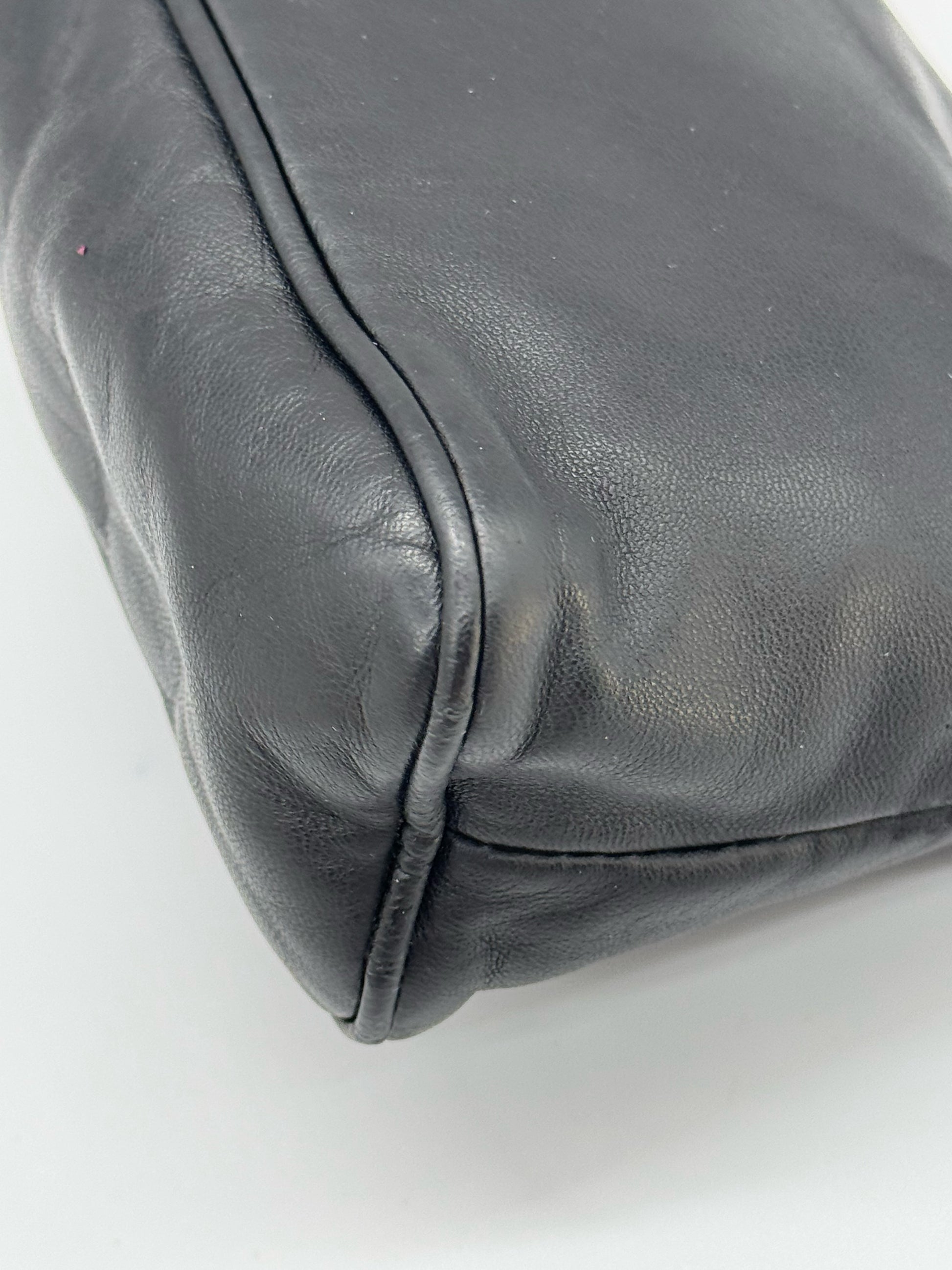 Dettaglio dell'angolo in morbida pelle nera della borsa a spalla Borse Vintage Prada con cuciture rifinite