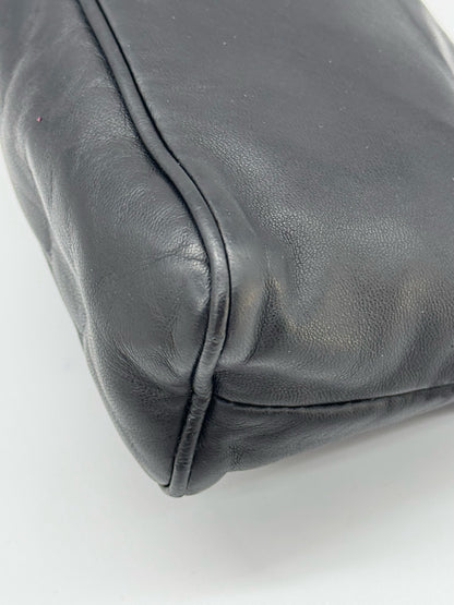 Dettaglio dell'angolo in morbida pelle nera della borsa a spalla Borse Vintage Prada con cuciture rifinite